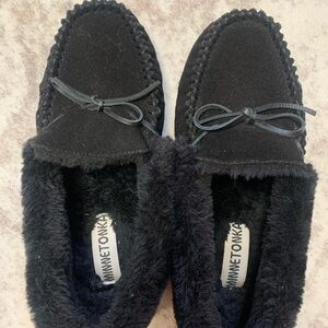 Minnetonka Black Faux Fur Lined Moccasins